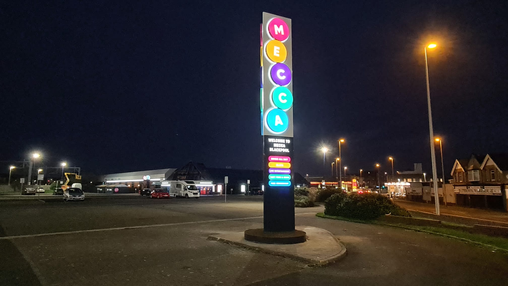 Mecca bingo illuminated pylon signage